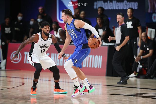 很多球迷看 很多球迷看